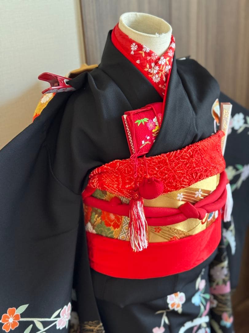 七五三に★逸品　正絹縮緬黒地に舞蝶、毱　7歳着物、袋帯のセット