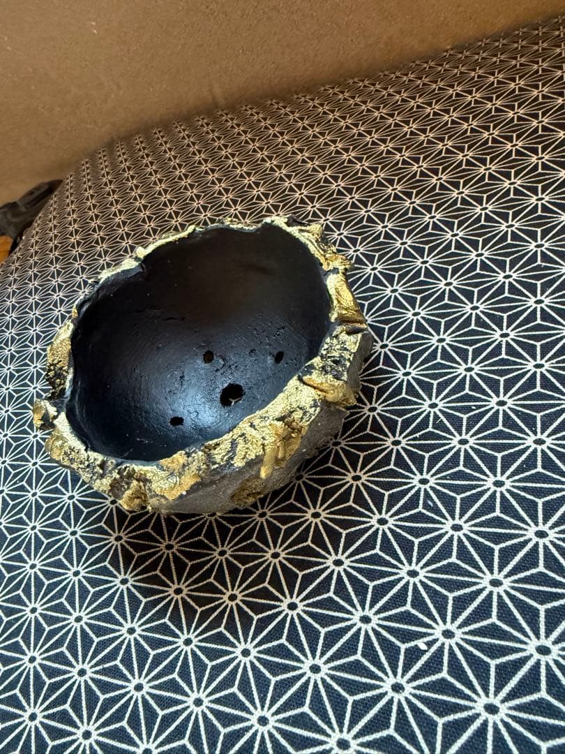 手びねり鉢 黒と金色のアクセント 約15cm 割れにくい鉢 作家鉢