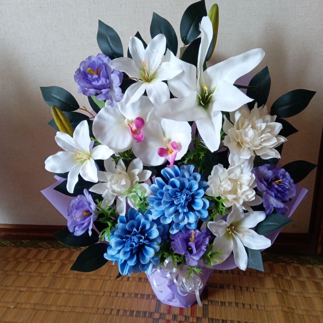 お供え花　仏花　ブルーダリア　白赤胡蝶蘭　百合　造花アレンジ
