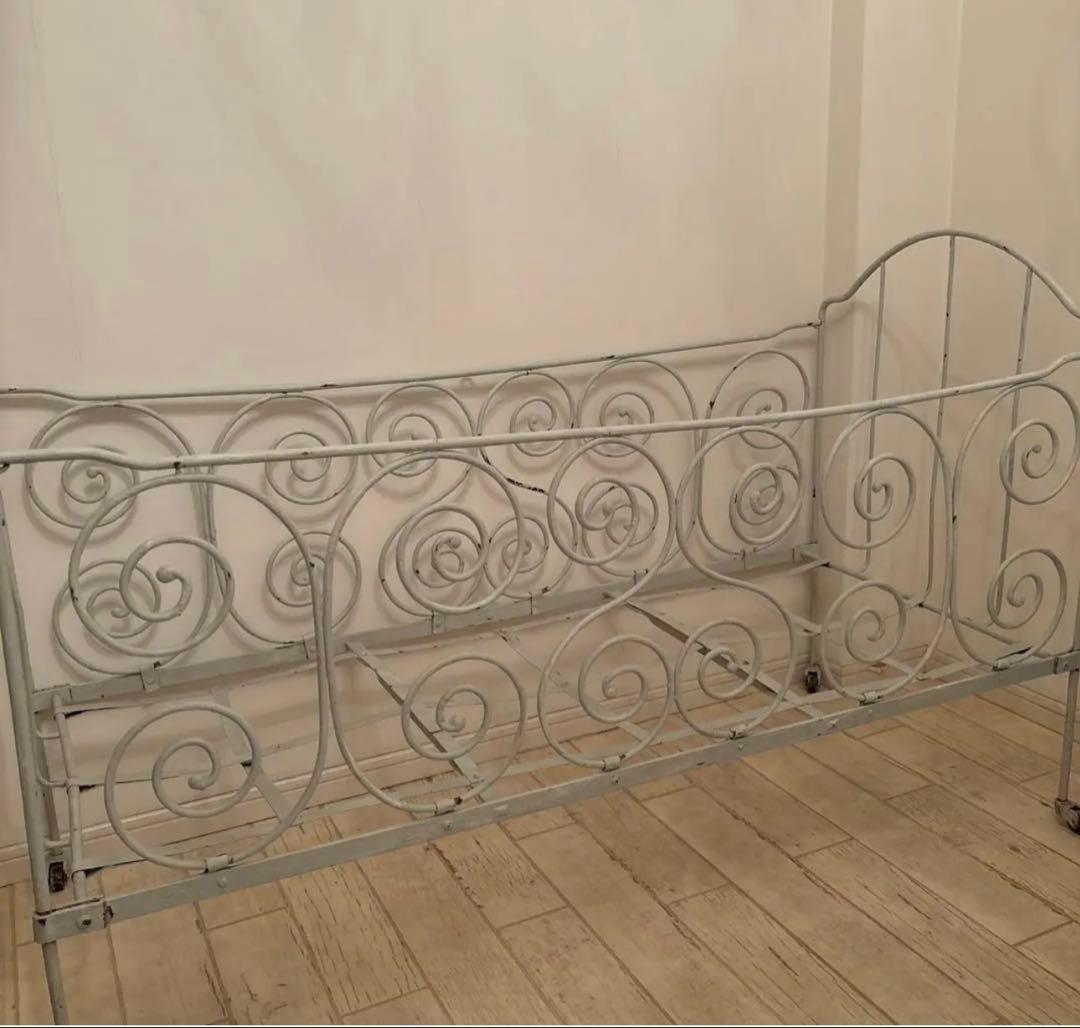 アンティークアイアンべビーベッド