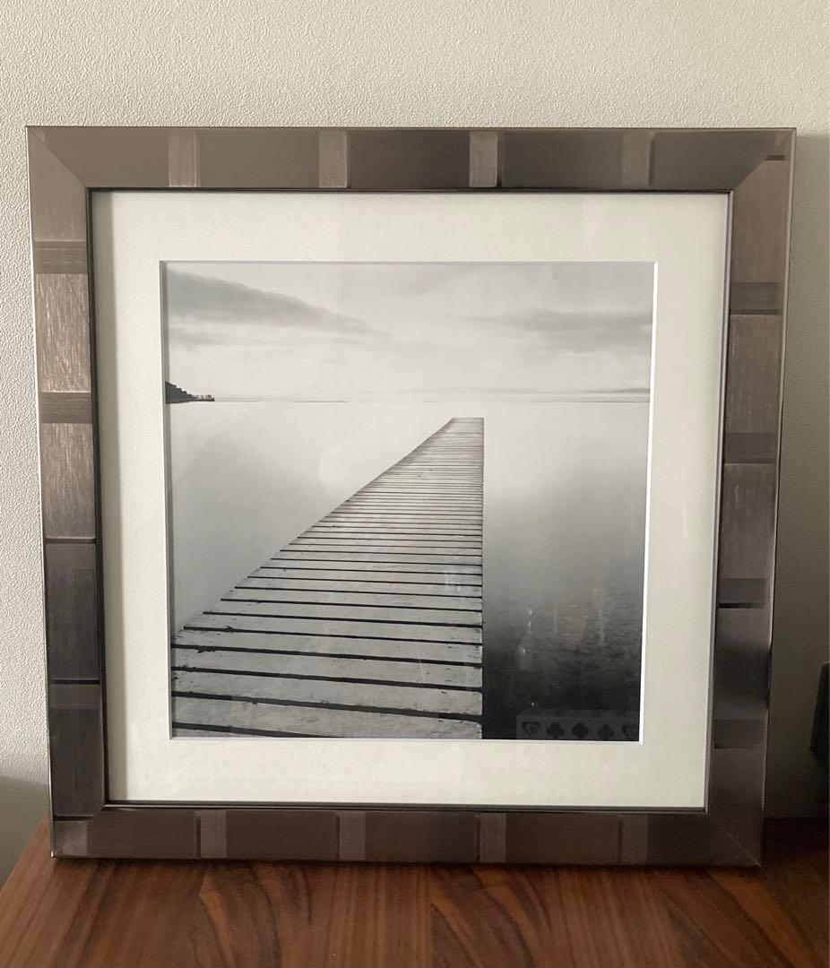 モノクロ 桟橋の風景画 シルバーフレーム　モダンアート　額装