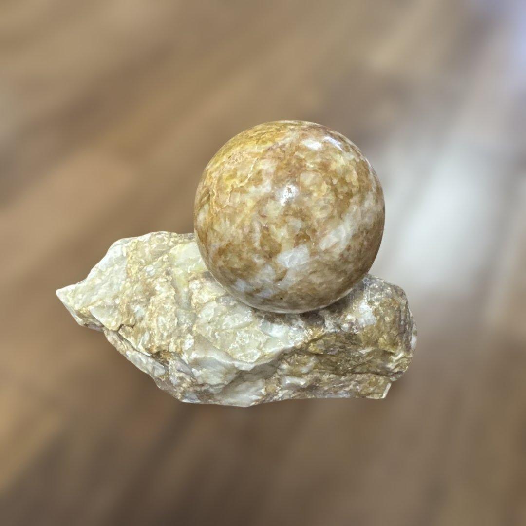 天然石の球体と台座の置物