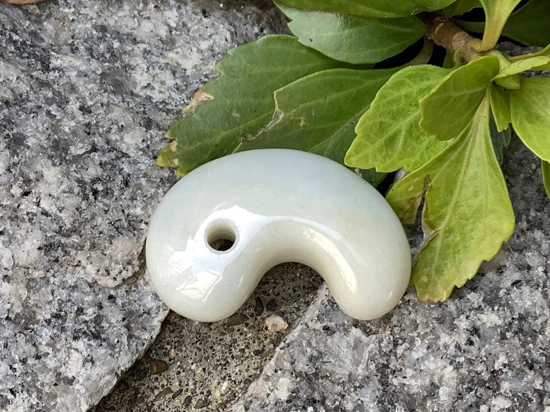 極上物✳きらきら味の素‼️小滝産糸魚川翡翠勾玉　氷の世界へアイスジェイド　鑑別書付