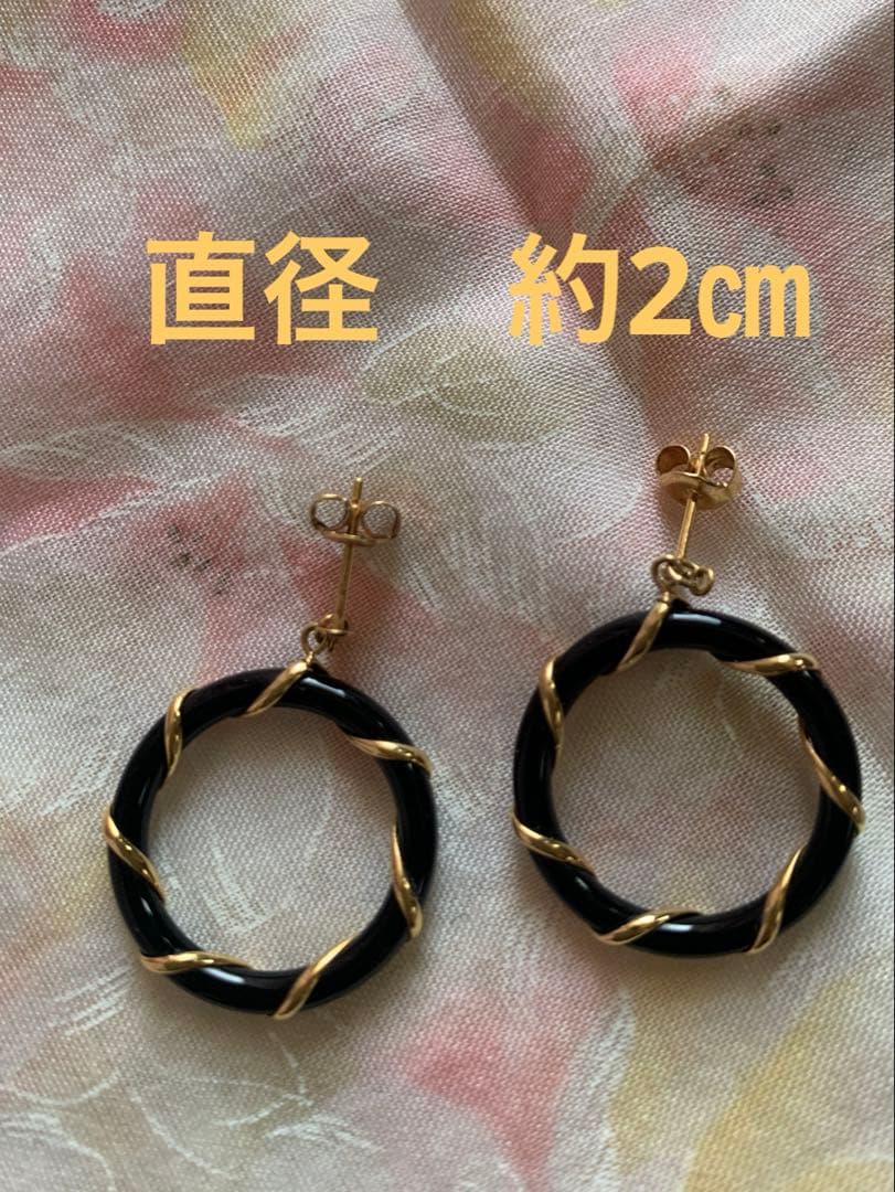 オニキス　黒と金のツイストフープピアス
