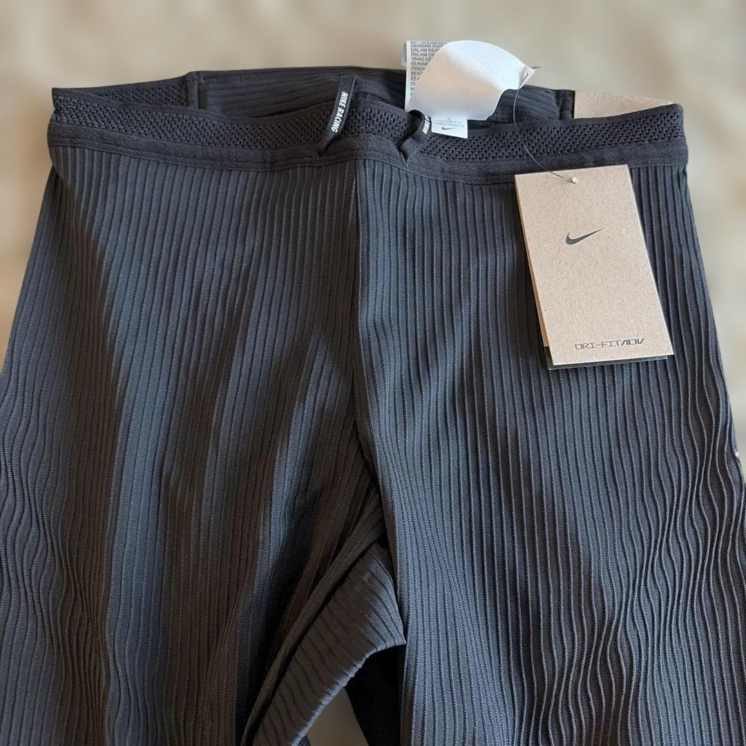 未使用タグ付きナイキエアロスイフトロングタイツ