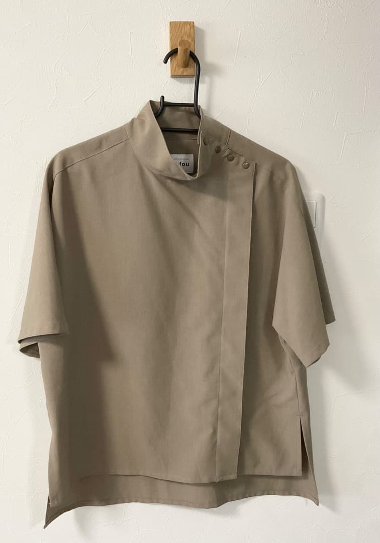 foufou ハイネックプリミティブフラップブラウス