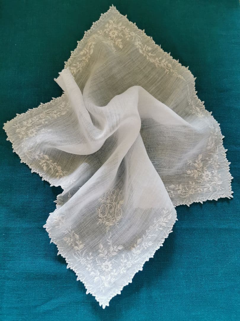 アンティークフランス 精緻なスカラップ 草花刺繍ハンカチーフ 花文字イニシャル