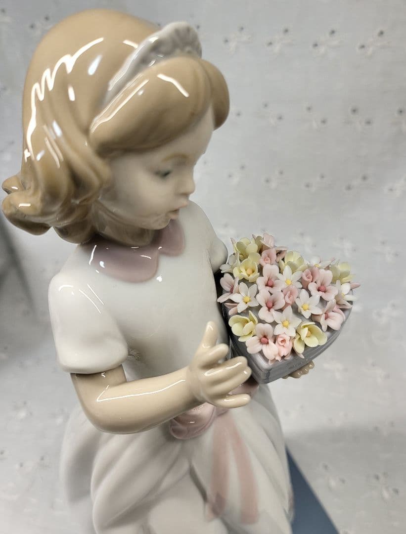 未使用近✨リヤドロ 大切なあなたへ フィギュリン 陶器人形 少女 ハートフラワー