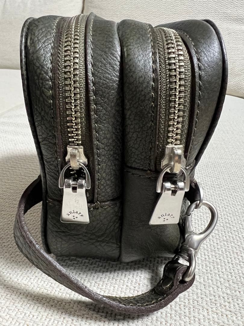 ◇アニアリ aniary グラインドレザー クラッチバッグ 。カーキーブラウン