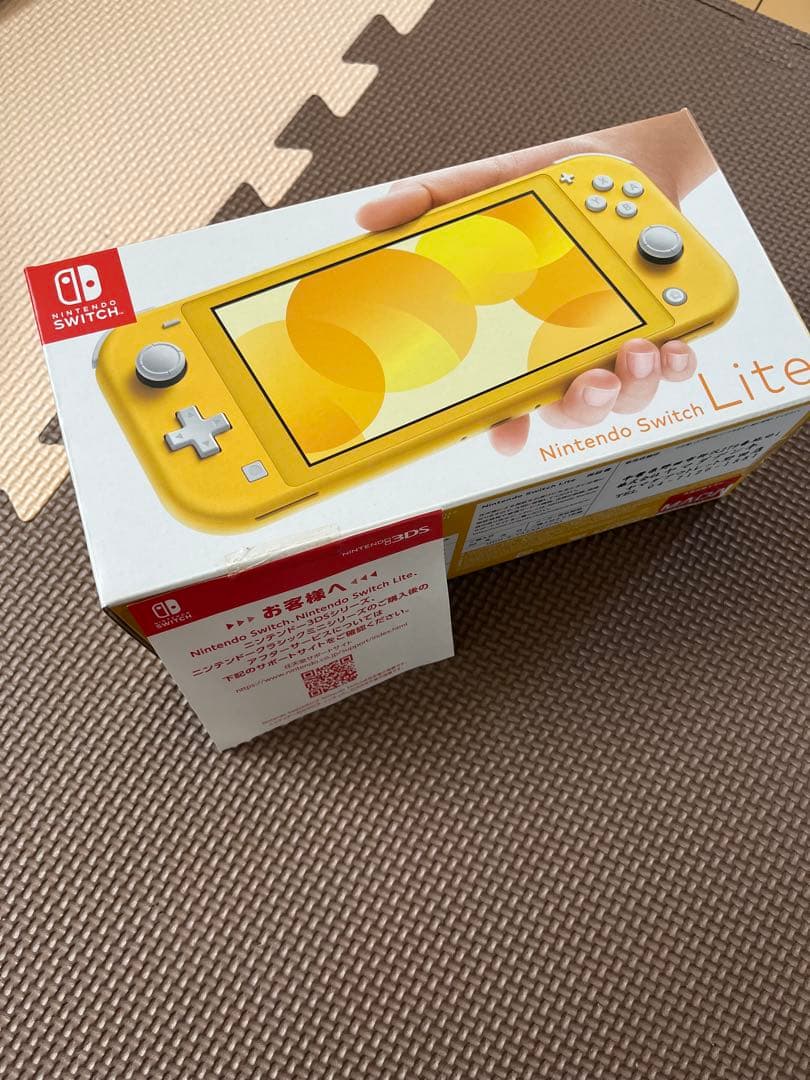 Nintendo switch light イエロー