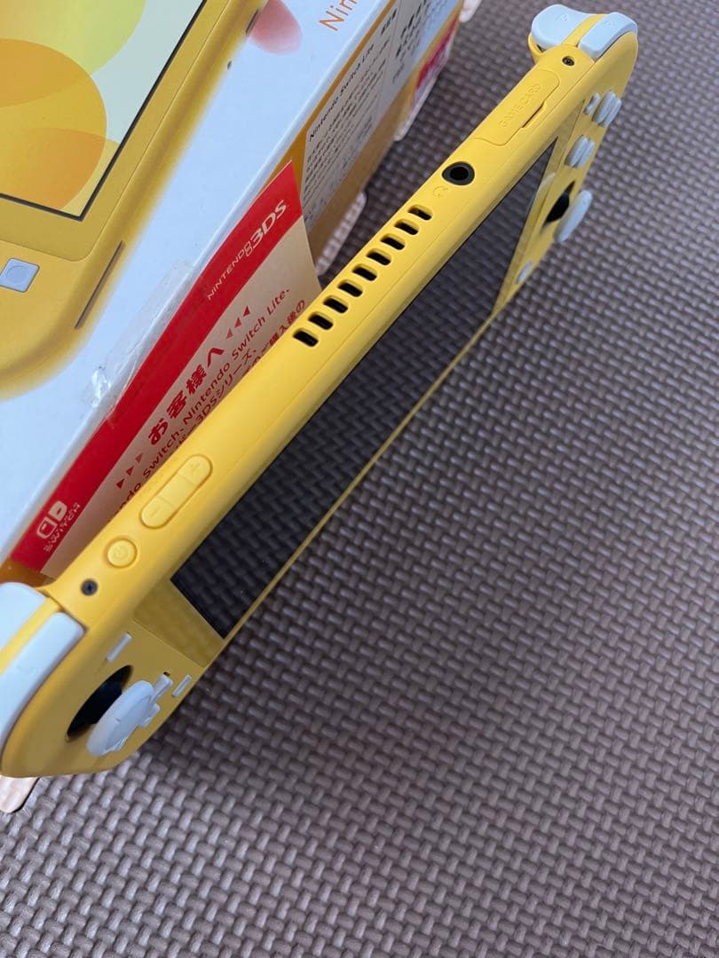 Nintendo switch light イエロー