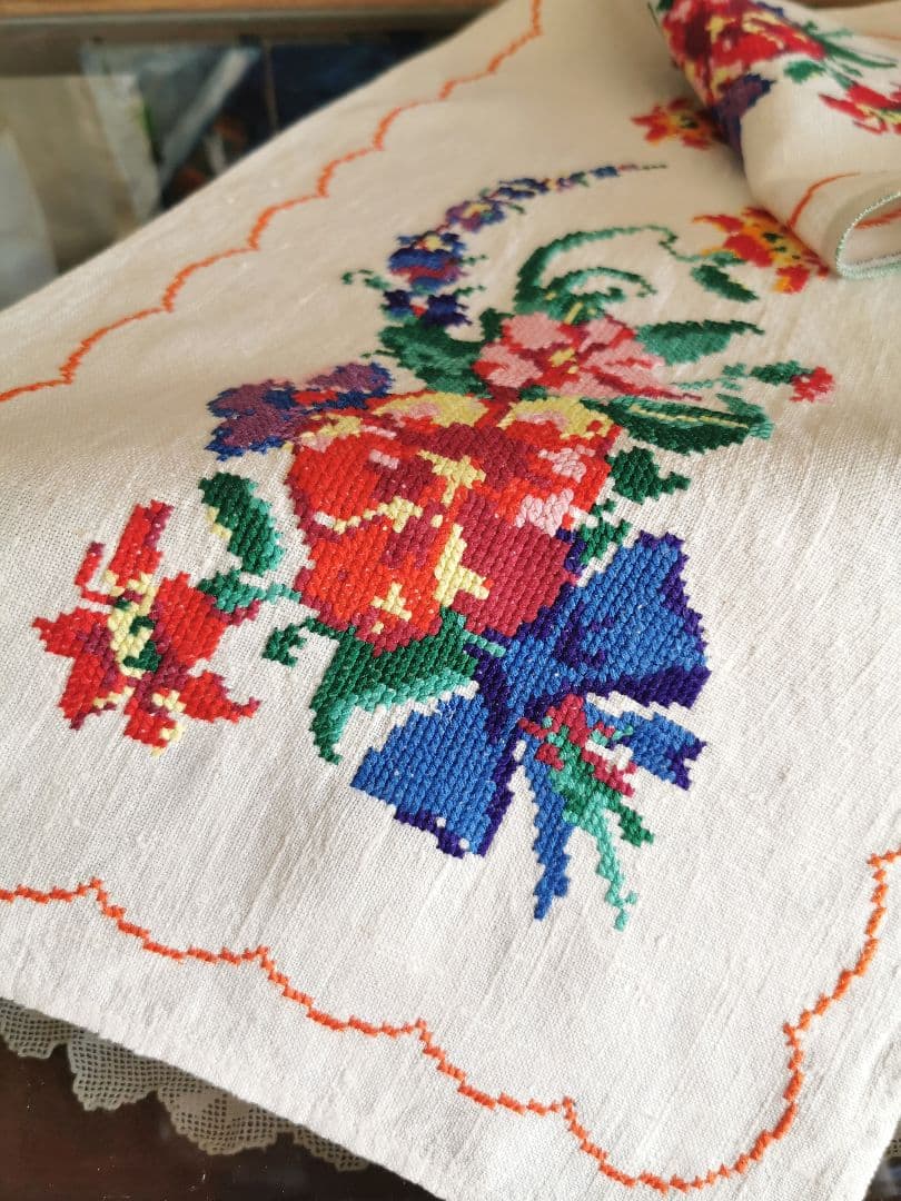 アンティーク  薔薇と菫と百合ブルーリボンの花束 手刺繍リネンクロス