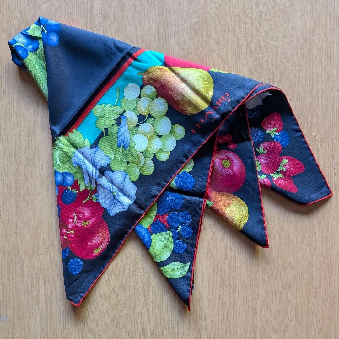 【未使用】LEONARD PARISイタリア製 大判シルクスカーフ(89cm)