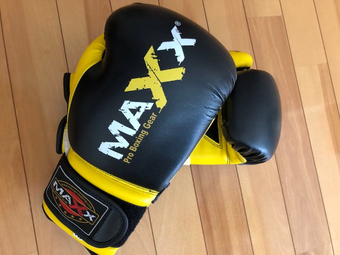 希少イギリスの格闘技ブランドボクシングキックムエタイグローブ 黒/黄8オンスoz