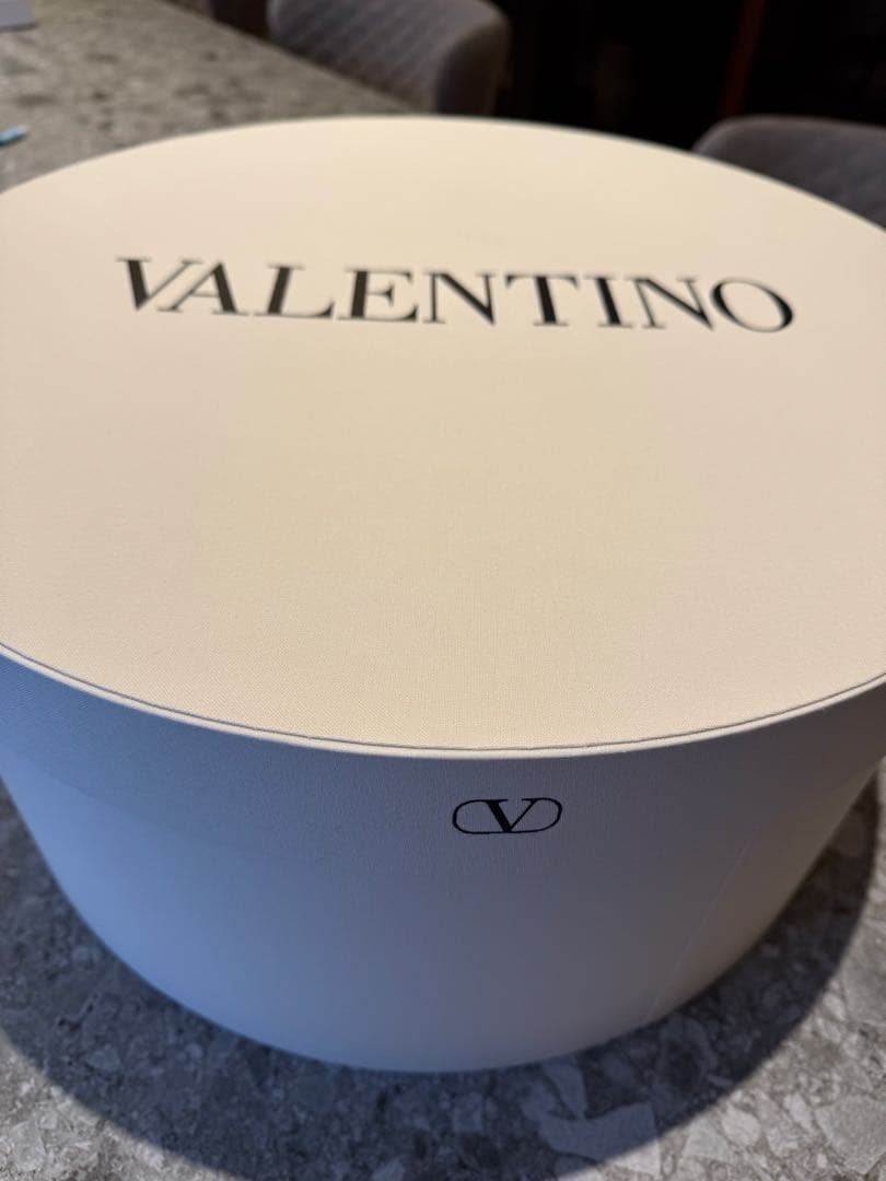 VALENTINO ギフトボックス 円形 ホワイト