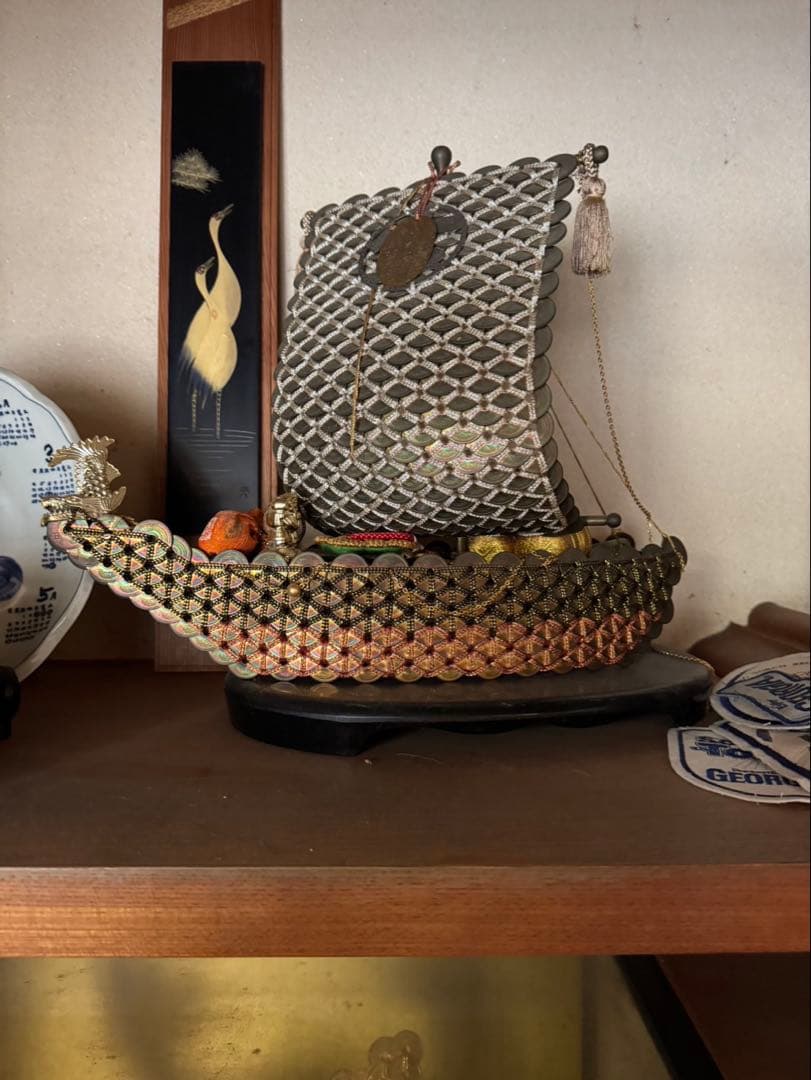 船型の金属製オブジェ