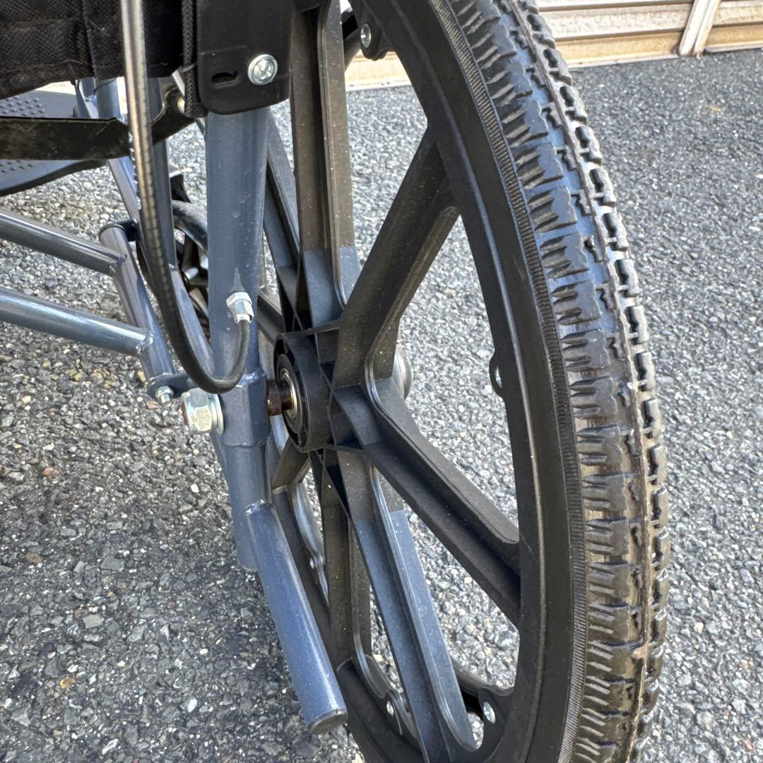 ノーパンクタイヤ 折りたたみ式 自走用車椅子 介助兼用【A-214】