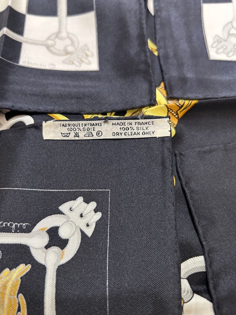 Hermès エルメス Cliquetis シルクカレ90 剣柄 黒系