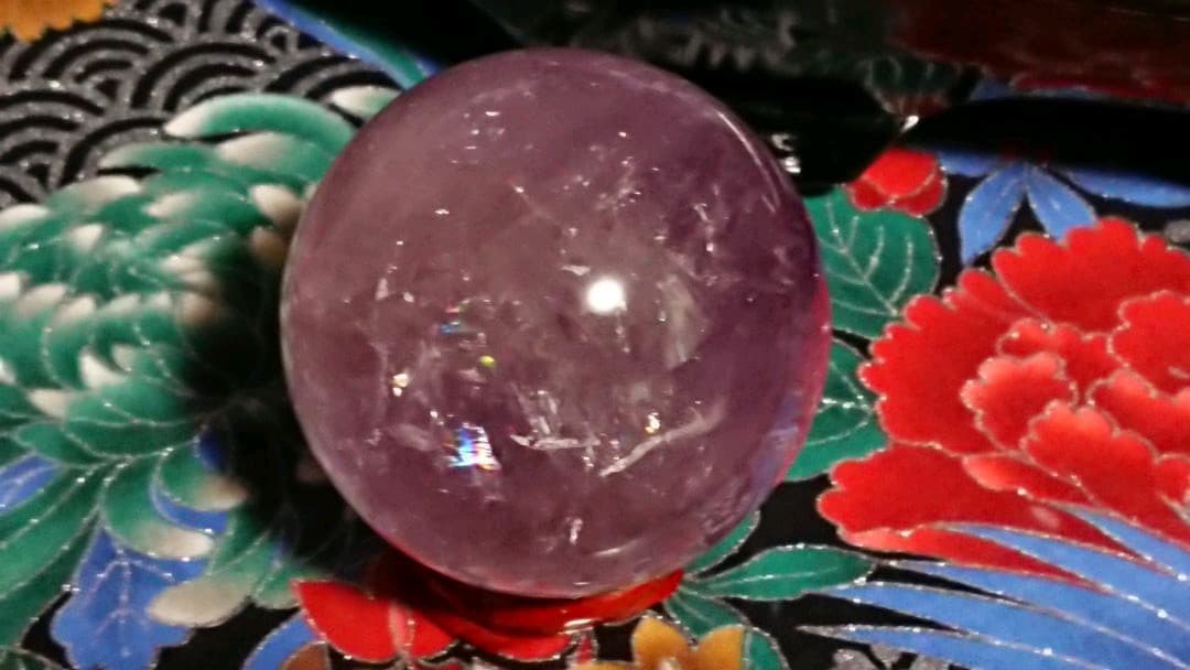綺麗キラキラ虹入りアメジスト丸玉 60ミリ 真実の愛を守りぬく石 財運を招く