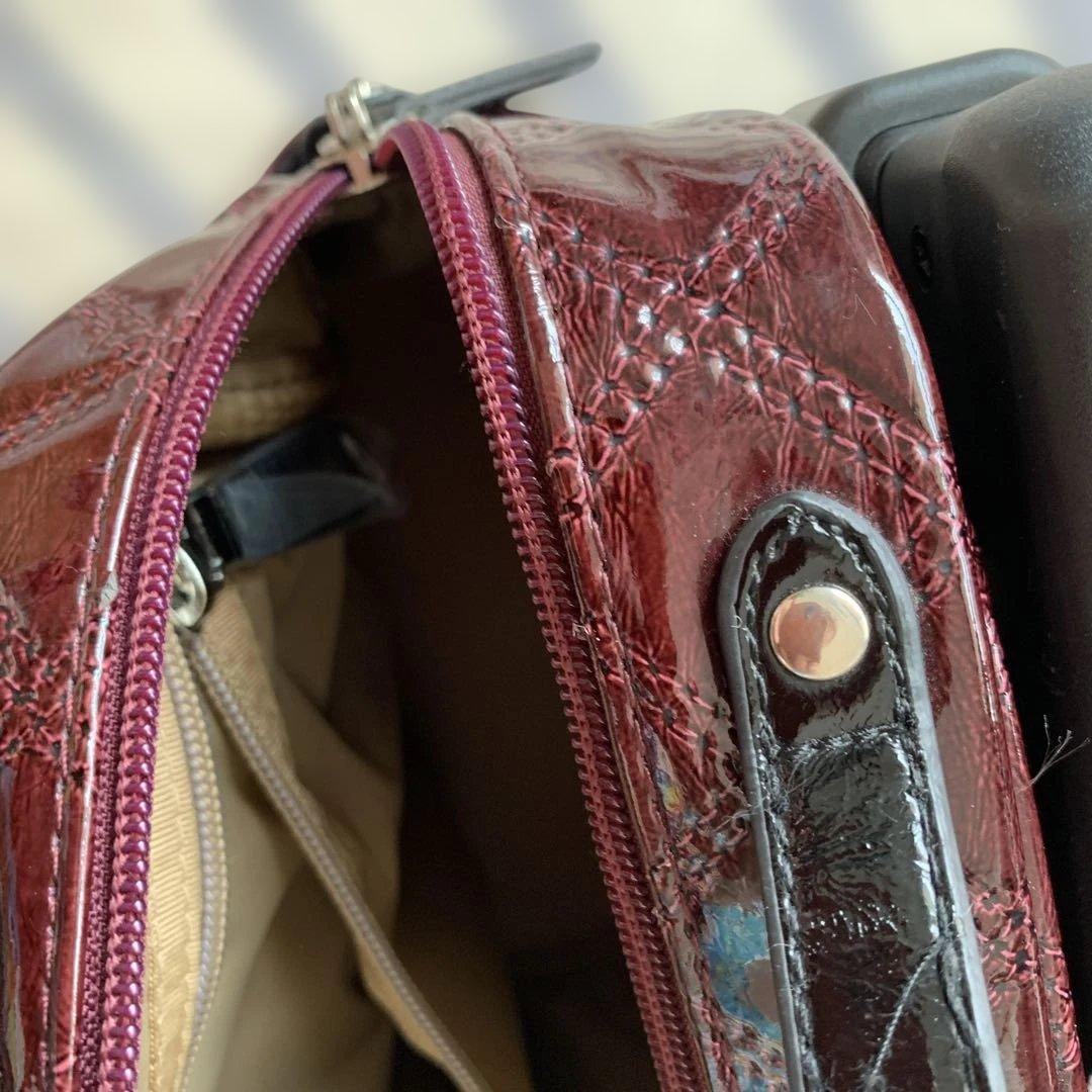 スワニーＳｗａｎｙキャリーショッピングバッグ　エナメルエマイロボルドー