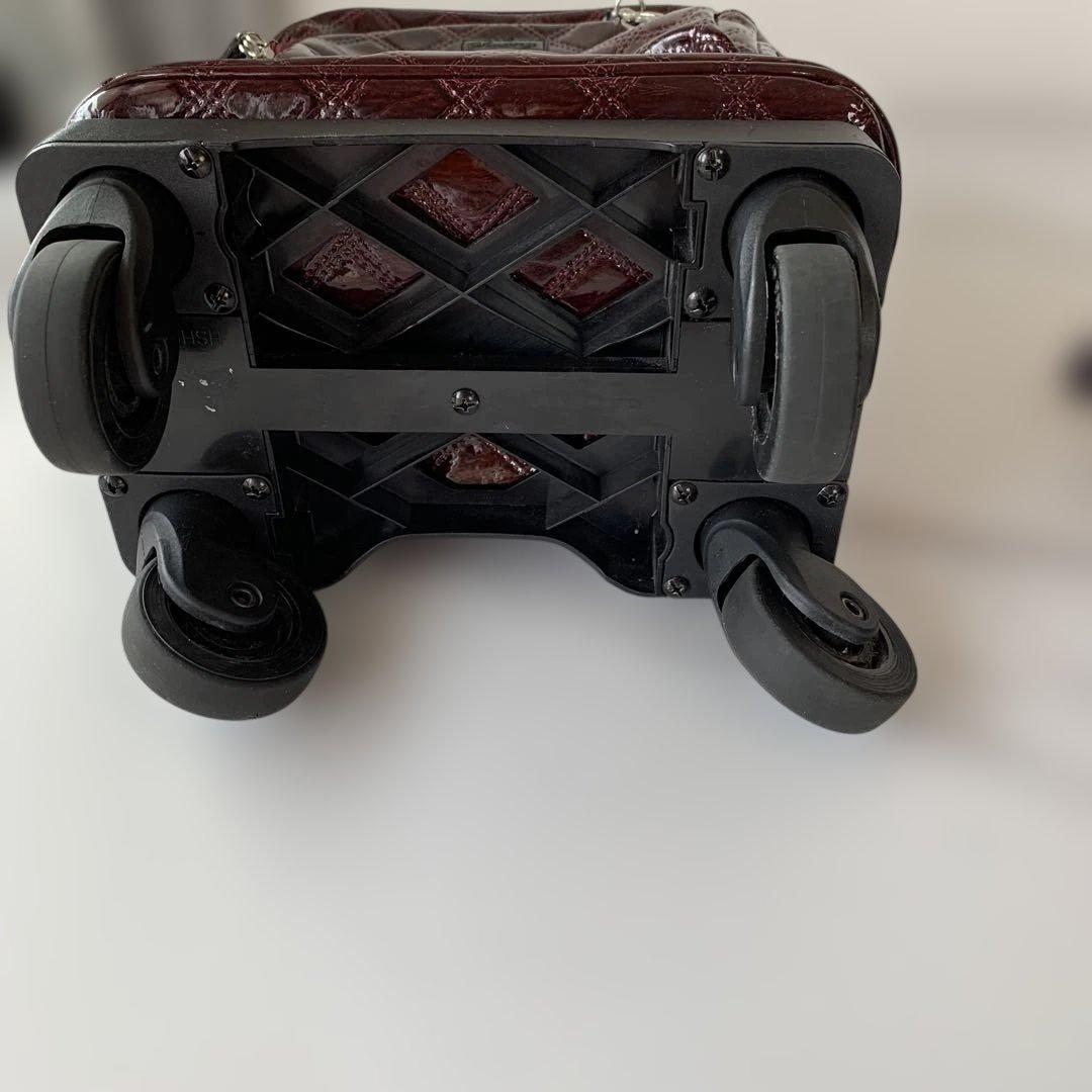 スワニーＳｗａｎｙキャリーショッピングバッグ　エナメルエマイロボルドー