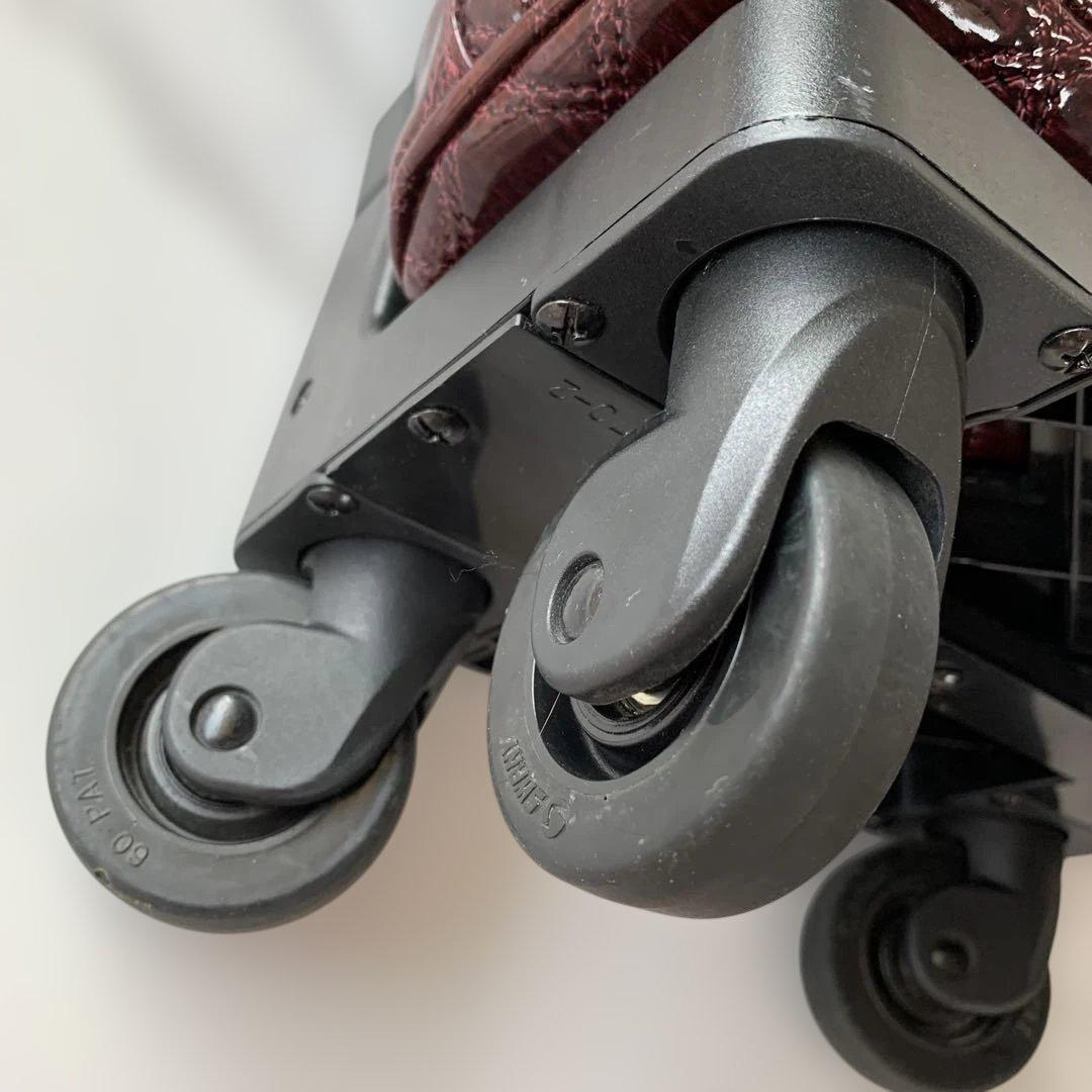 スワニーＳｗａｎｙキャリーショッピングバッグ　エナメルエマイロボルドー