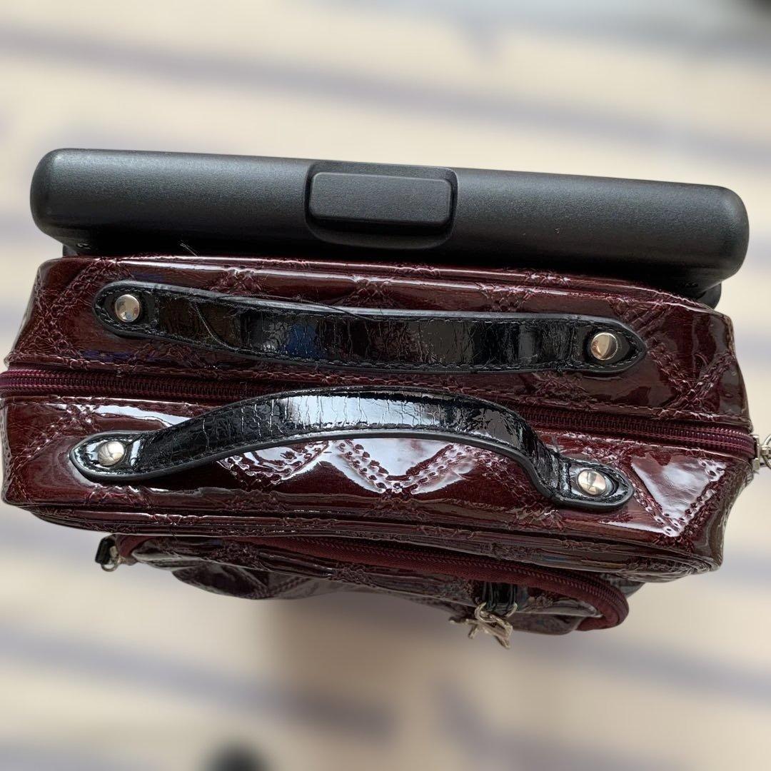 スワニーＳｗａｎｙキャリーショッピングバッグ　エナメルエマイロボルドー