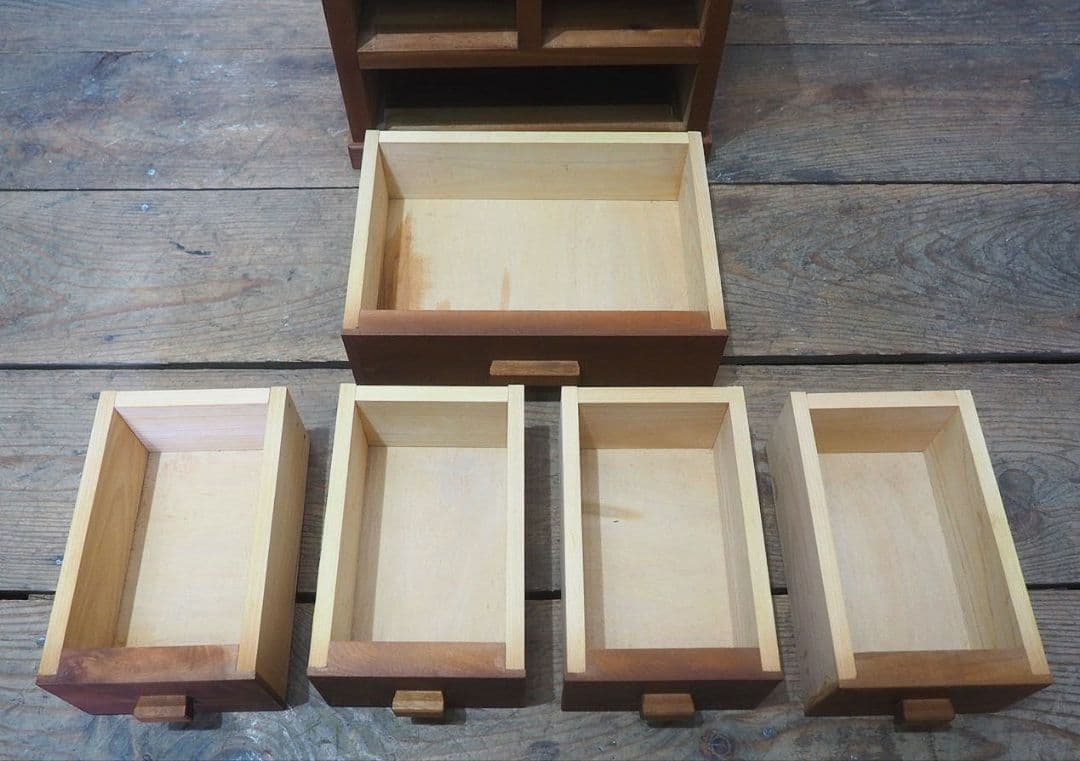 1341 重厚な無垢材の収納棚　小引き出し　チェスト　ケース　レトロ　小物入れ