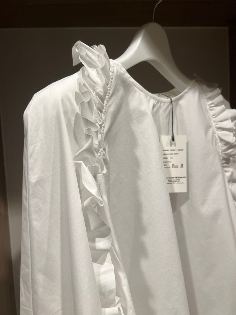 新品未使用　yori ケープフリルブラウス