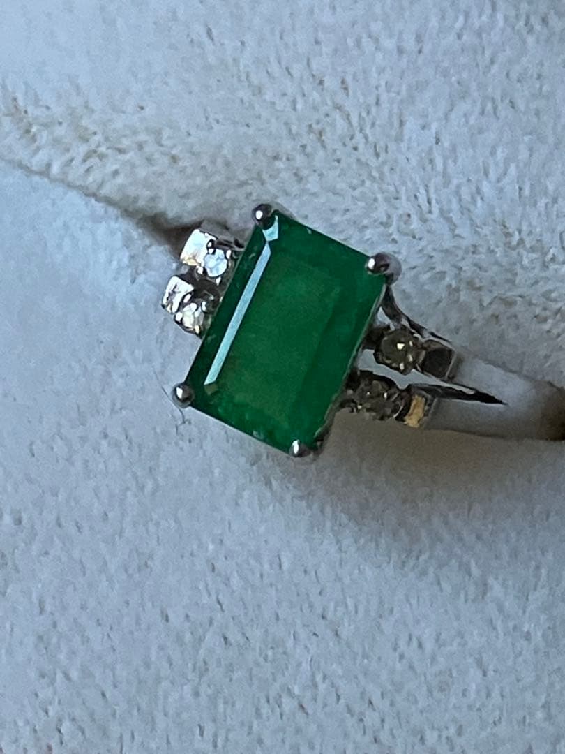 エメラルドの指輪