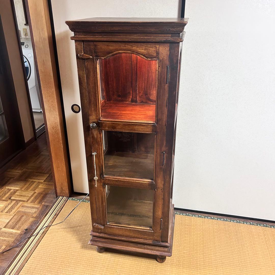 照明付き アンティーク調ガラスキャビネット 鍵付き