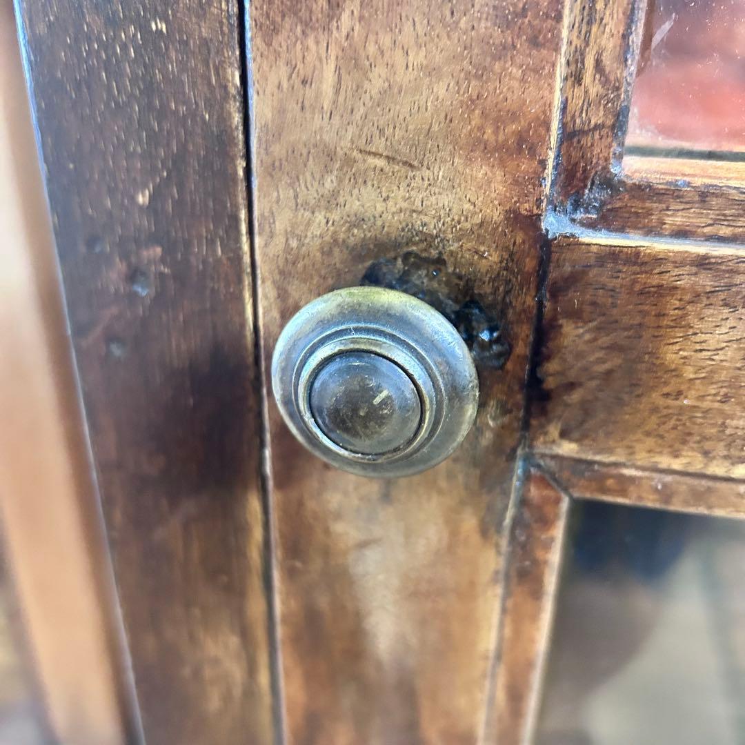 照明付き アンティーク調ガラスキャビネット 鍵付き