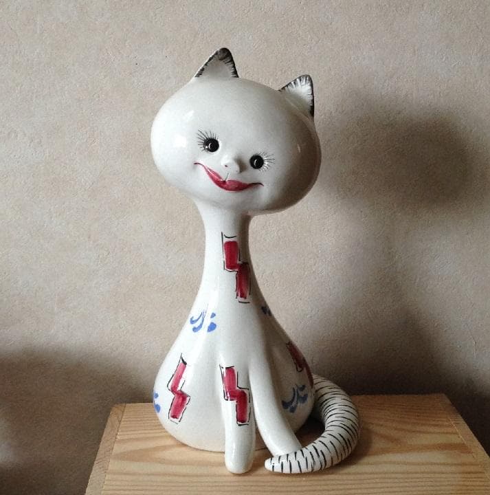 面白い顔の首長猫の大きめフィギュリン　愛嬌抜群なオブジェ　ヴィンテージ　陶器