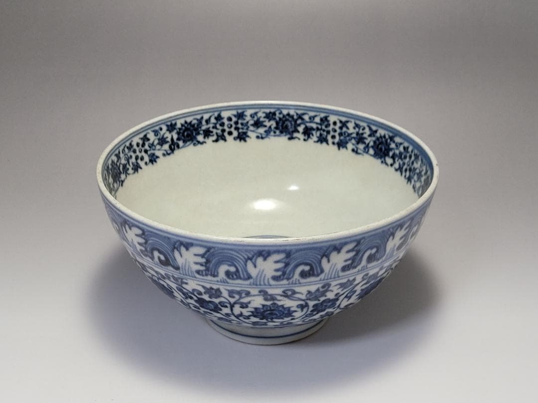 染付 内部波紋 纏枝花紋 碗「大明宣徳年製」銘 明清時代 幅約16.1cm