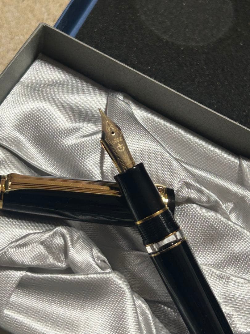 プロフェッショナルギア レアロ 万年筆／ブラック軸／中字（M）　ギフトセット