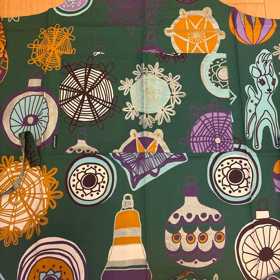 新品　marimekkoマリメッコ エプロン　ラティリティラッラ