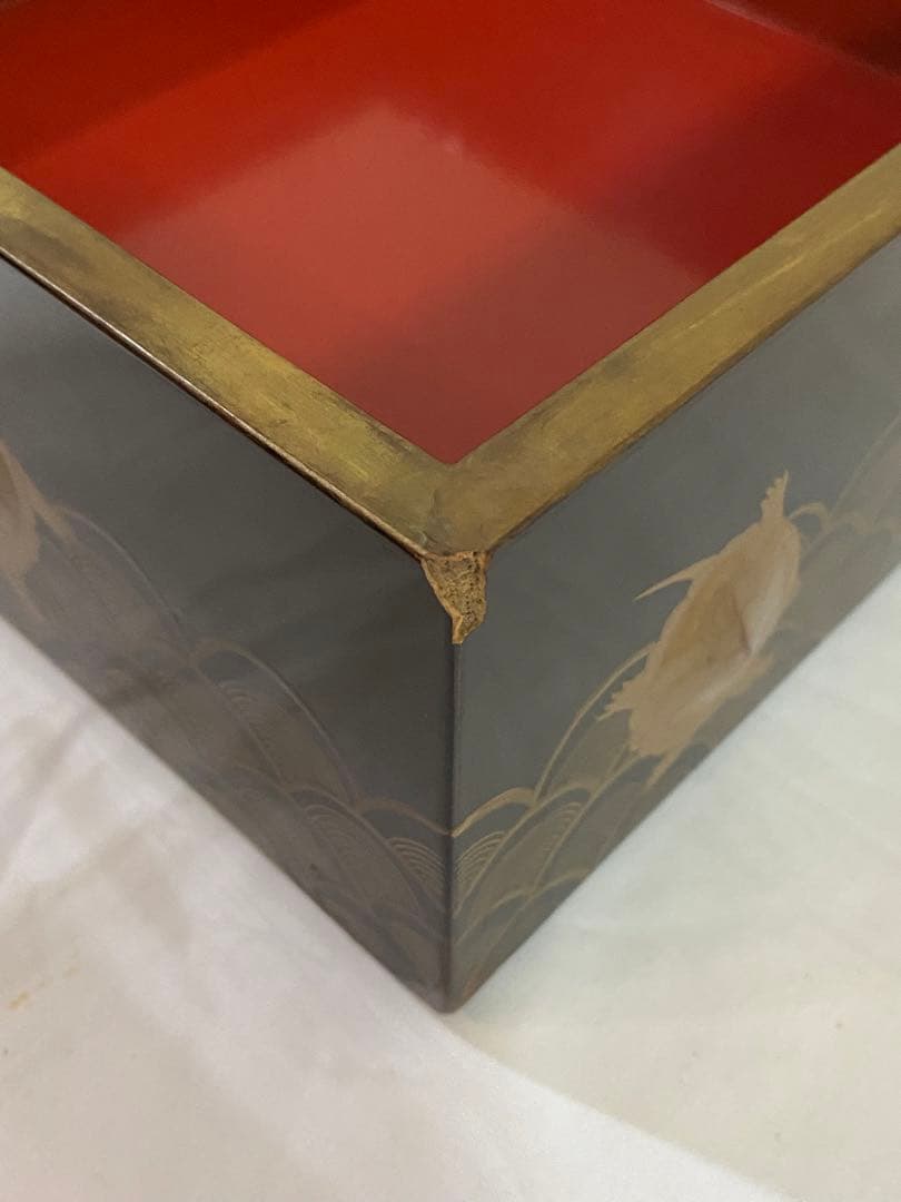 高蒔絵の亀と青海波の蒔絵が美しい段重