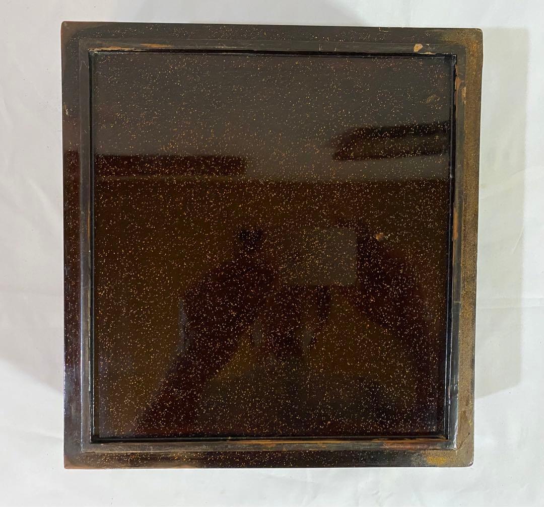 高蒔絵の亀と青海波の蒔絵が美しい段重