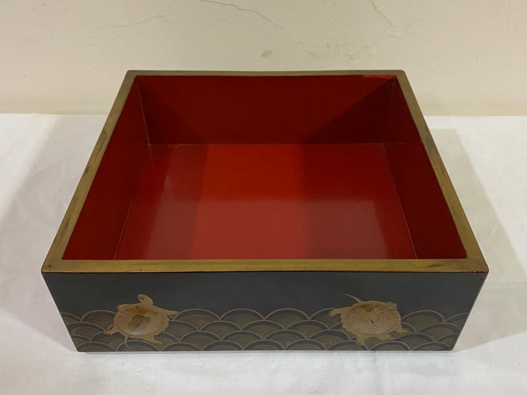 高蒔絵の亀と青海波の蒔絵が美しい段重