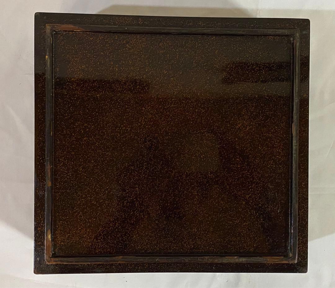 高蒔絵の亀と青海波の蒔絵が美しい段重