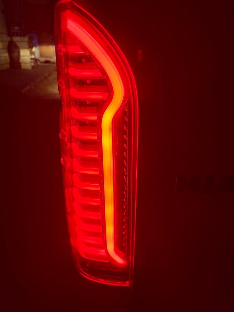 ハイエース　玄武テールランプ　シーケンシャル　オープンニングモーション付き