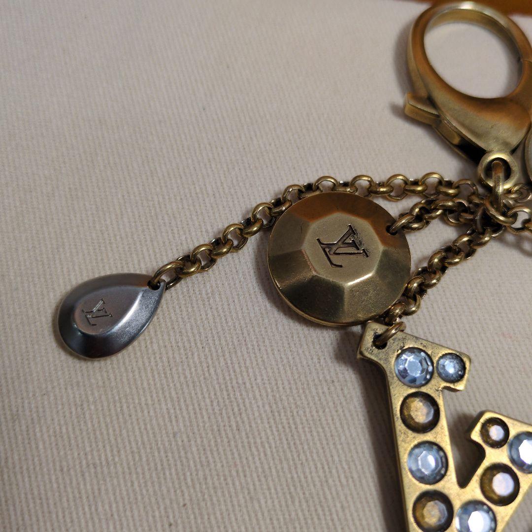 LOUIS VUITTON ルイヴィトンロゴチャーム　キーチャーム タッセル付き