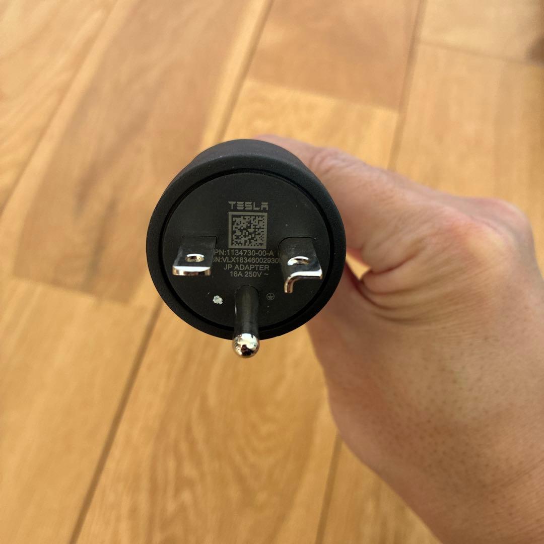 Tesla 充電ケーブルと収納ケース