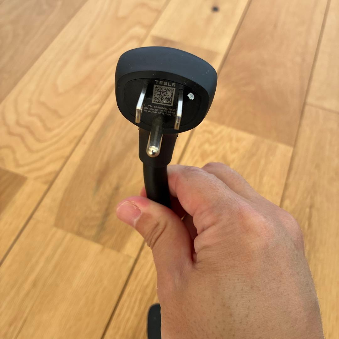 Tesla 充電ケーブルと収納ケース