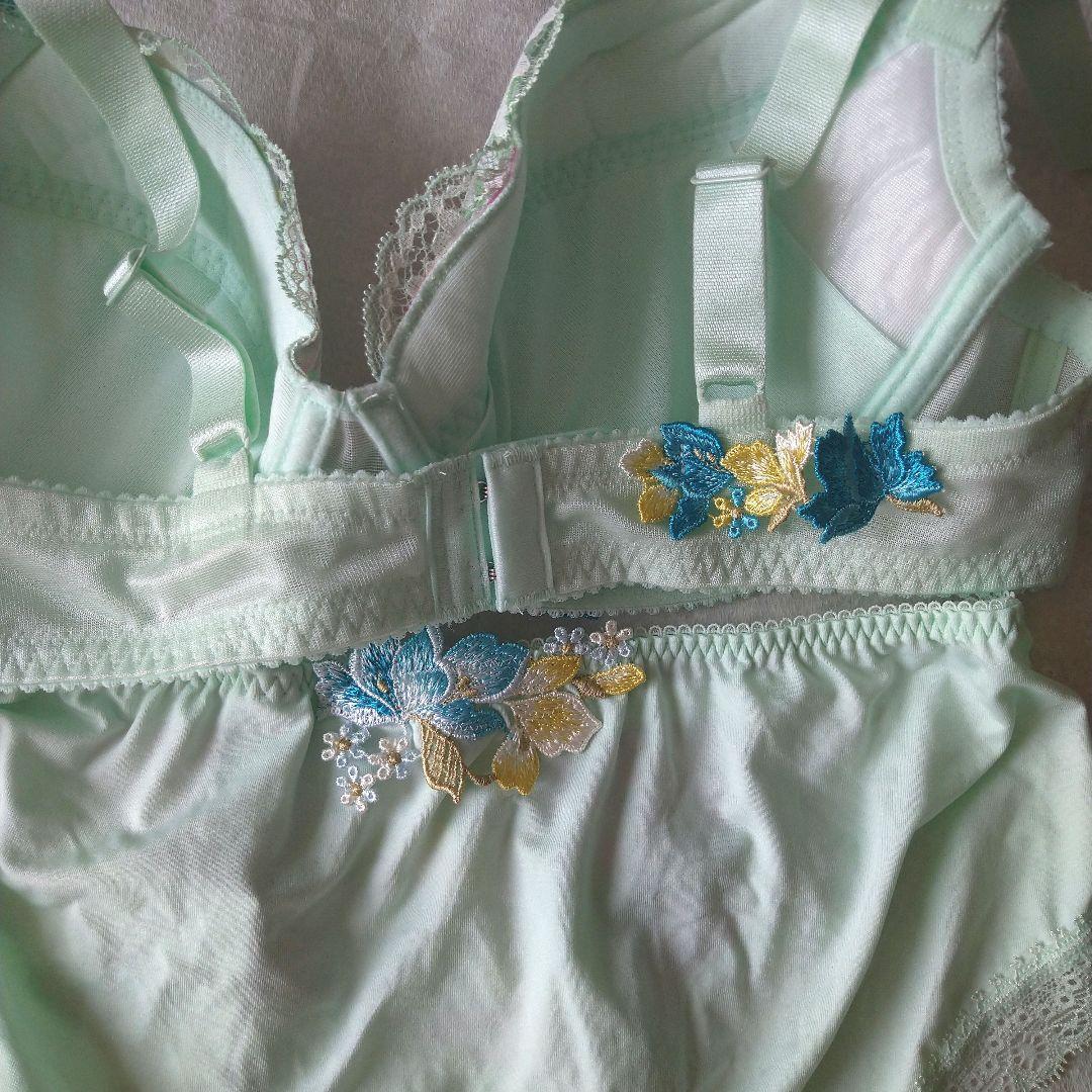 【最終お値下げ】匿名配送【新品タグ付き】サルート32グループ　ブラ＆ショーツ