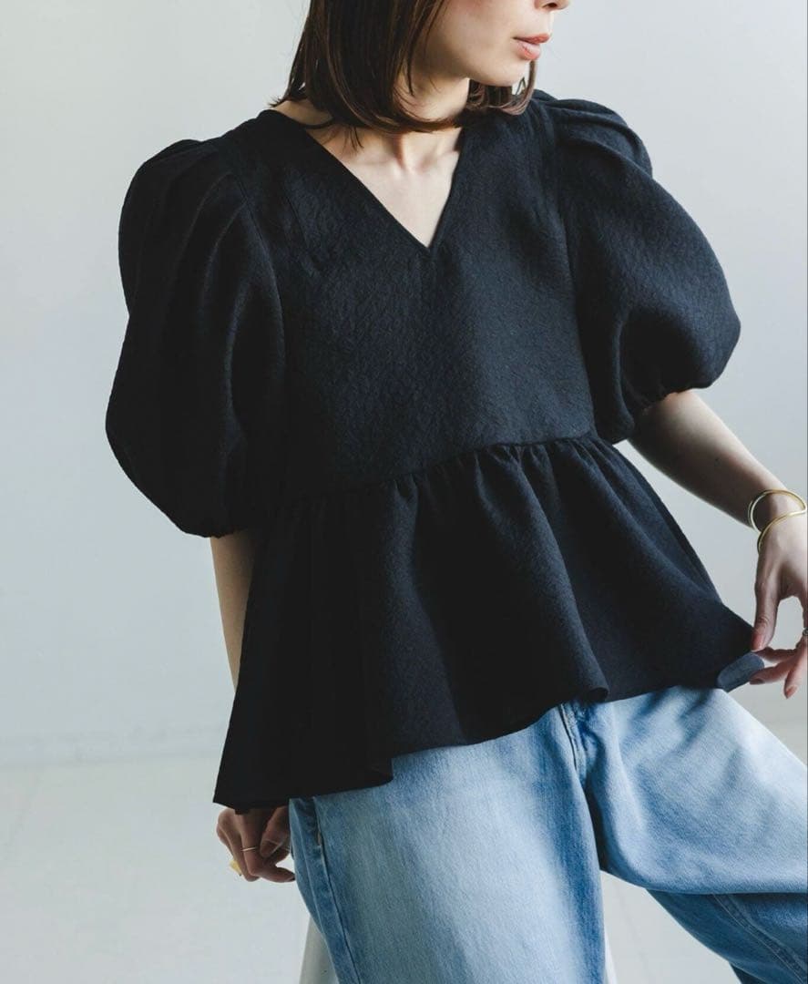 NOBLE ブラック ペプラムトップス