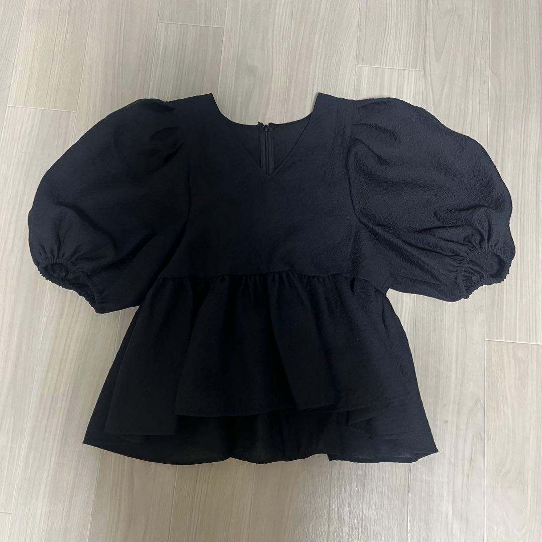 NOBLE ブラック ペプラムトップス