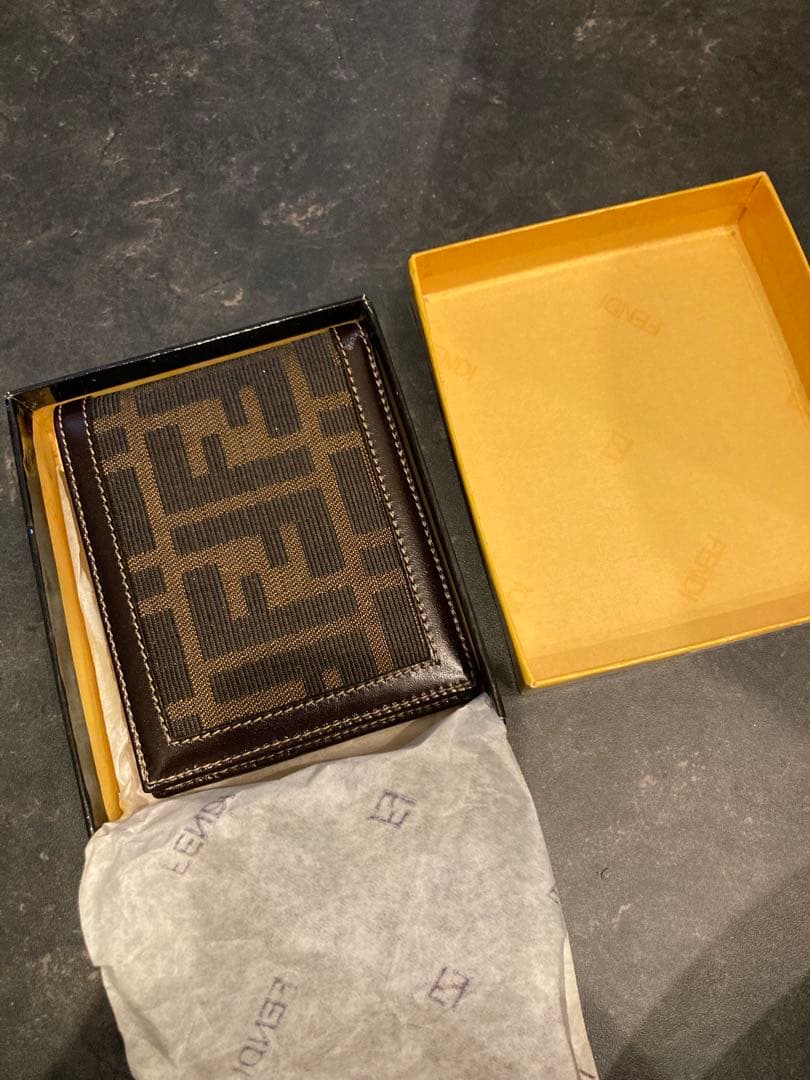 Fendi 二つ折り財布 ブラウン　新品未使用