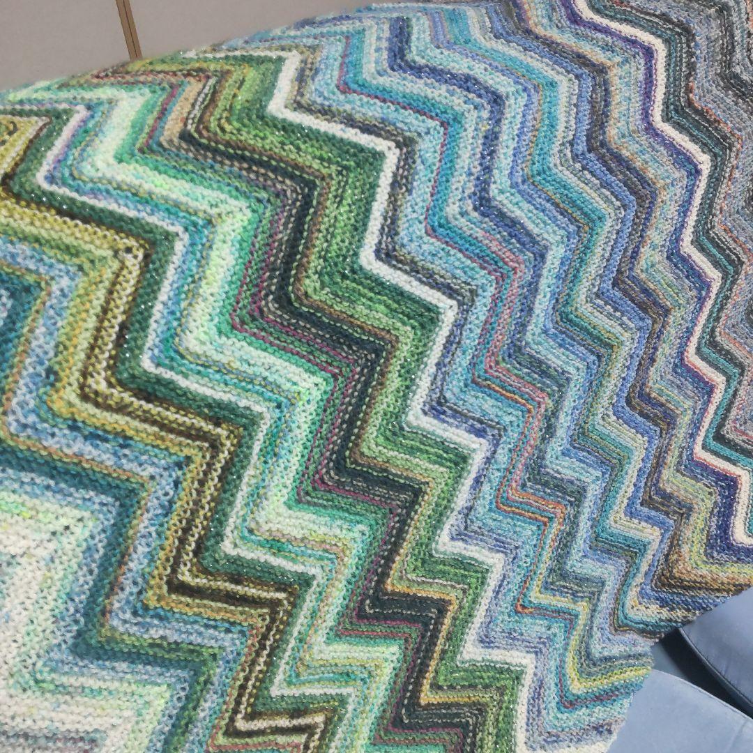 手編み　ジグザグ模様ブランケット　1