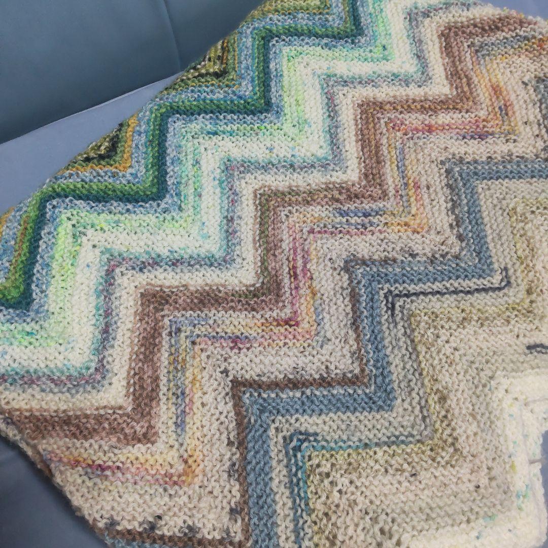 手編み　ジグザグ模様ブランケット　1